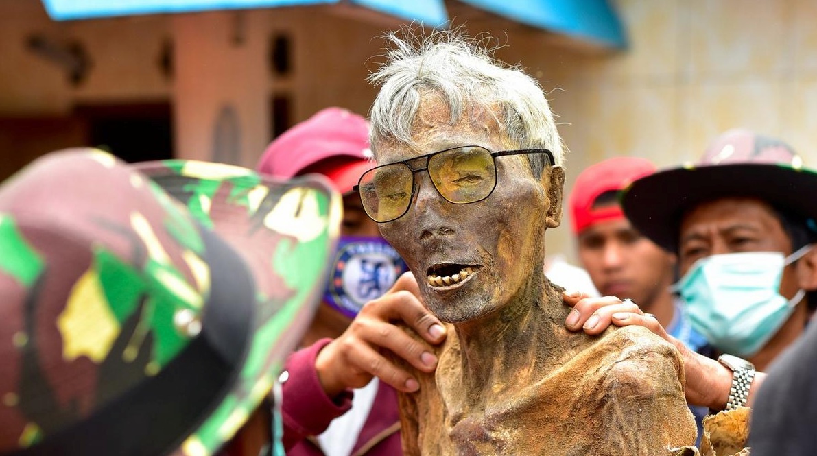 Bizarre Culture & Customs Around The World - Indonesia walking dead body