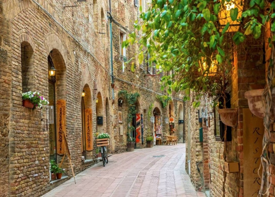 Tuscany Alleyway
